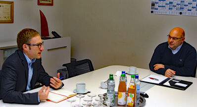 Landtagskandidat Sebastian Cuny (li.) im Gespräch mit Bürgermeister Jürgen Kirchner.