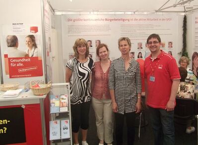 Carmen Astor-Rück, Ingrid Krämer-Wick, Monika Molitor-Petersen und Alexander Lucas auf dem Maimarktstand (Foto: Rebmann)