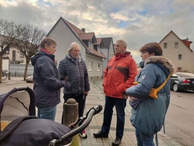 Mitglieder des SPD-OV besichtigen die Verkehrssituation in der Bachgasse. (Foto: Frauke Aschemann)