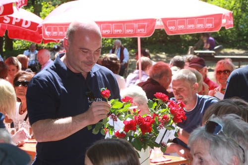 Jürgen Kirchner teilt Blumen aus