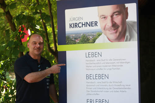 Jürgen Kirchner vor seinem Plakat