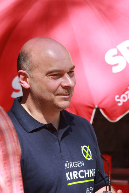 Jürgen Kirchner vor dem Sonnenschirm